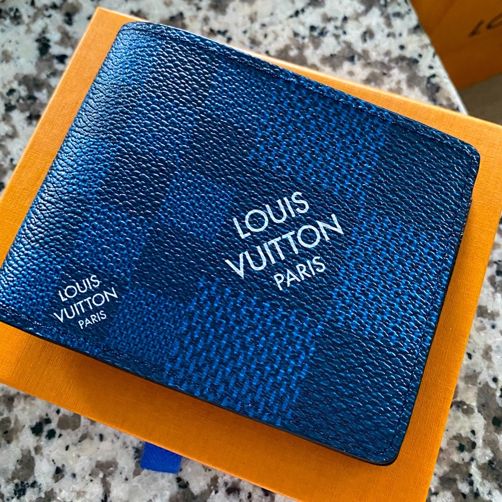 Louis Vuitton Monogram Men’s bifold wallet